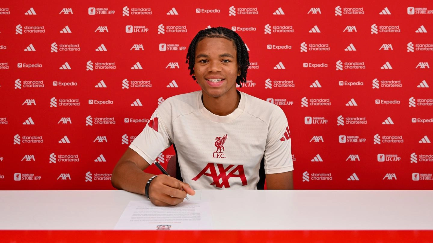 ليفربول يربط موهبته ريو نغوموها بأول عقد احترافي