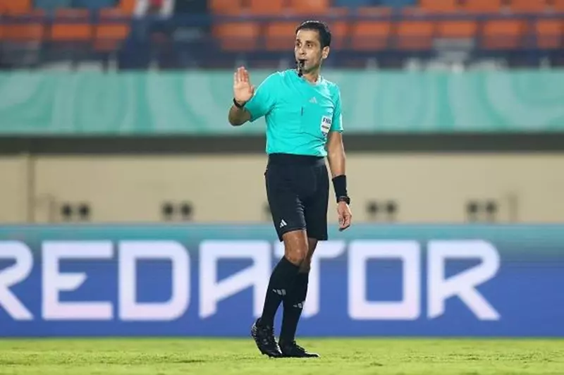 الإيقاف المؤقت للحكم الليبي معتز الشلماني: تفاصيل قرار فيفا وتأثيراته