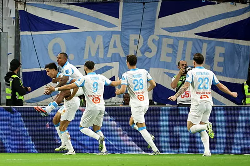 مارسيليا ينقلب على ميتز بثلاثية ويصعد لصدارة الدوري الفرنسي